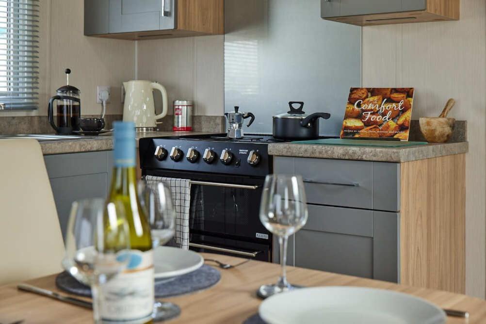 Nirvana Coastal Retreat Holiday Home Cayton Exterior photo