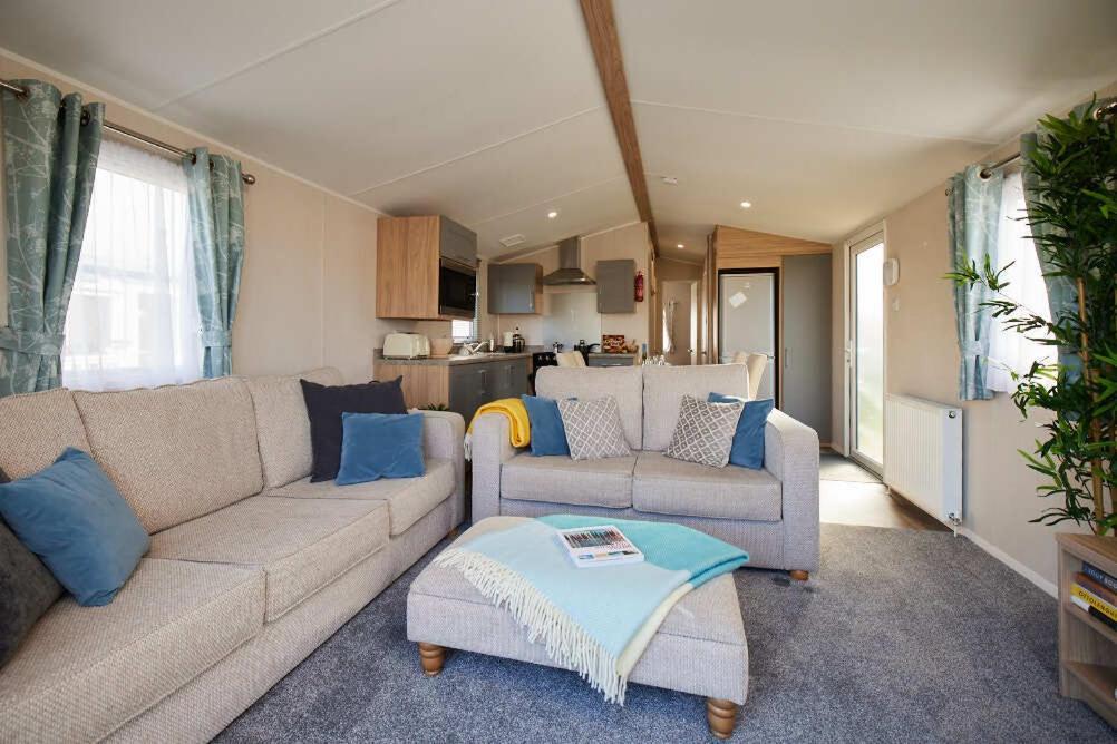 Nirvana Coastal Retreat Holiday Home Cayton Exterior photo