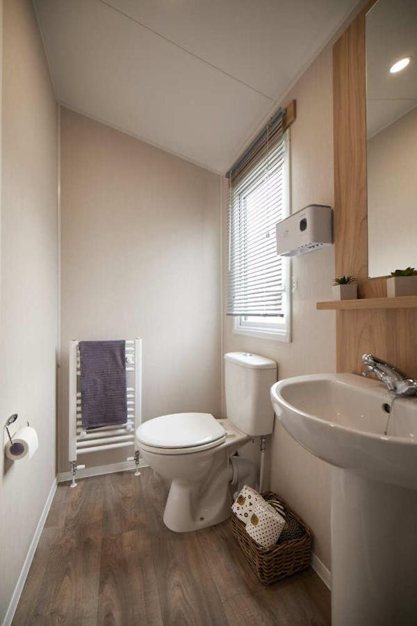 Nirvana Coastal Retreat Holiday Home Cayton Exterior photo